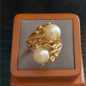 crown trifari ring statement gold tone size 6 faux pearl modern gold shows wear
